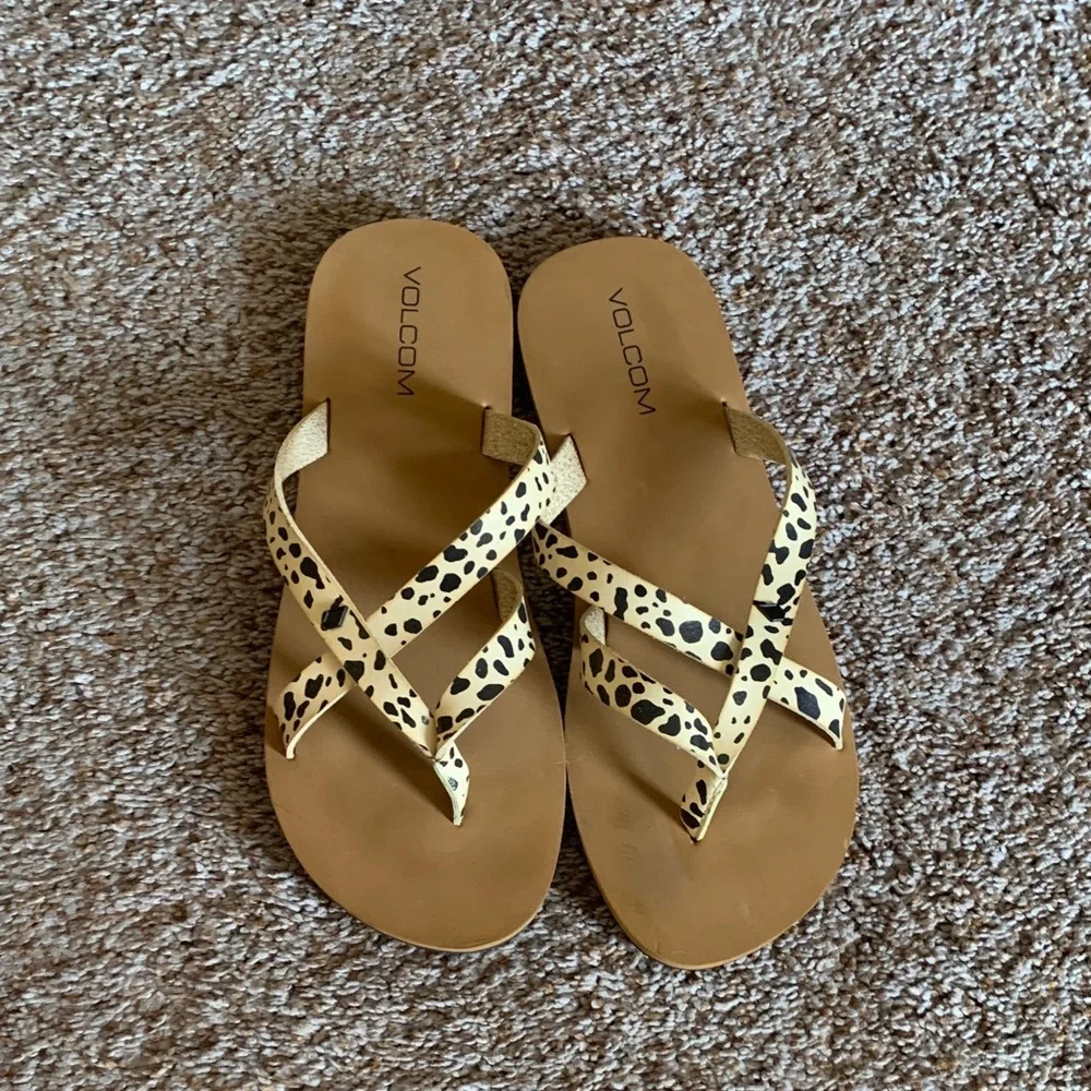 Volcom Women's Leopard Print Cross-Strap Flip Flop Sandals - Tan/Black - Picture 3 of 4